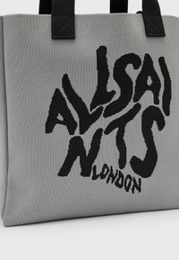 Borsa a tracolla grigia con design del testo nero “ALLSAINTS LONDON”. Realizzata in tessuto testurizzato, presenta manici neri robusti e un ampio interno.