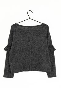 Grauer Pullover mit langen Ärmeln, weitem Halsausschnitt und Rüschendetails an den Ärmeln. Aus einem weichen, strukturierten Stoff gefertigt. Hängt an einem schwarzen Haken.