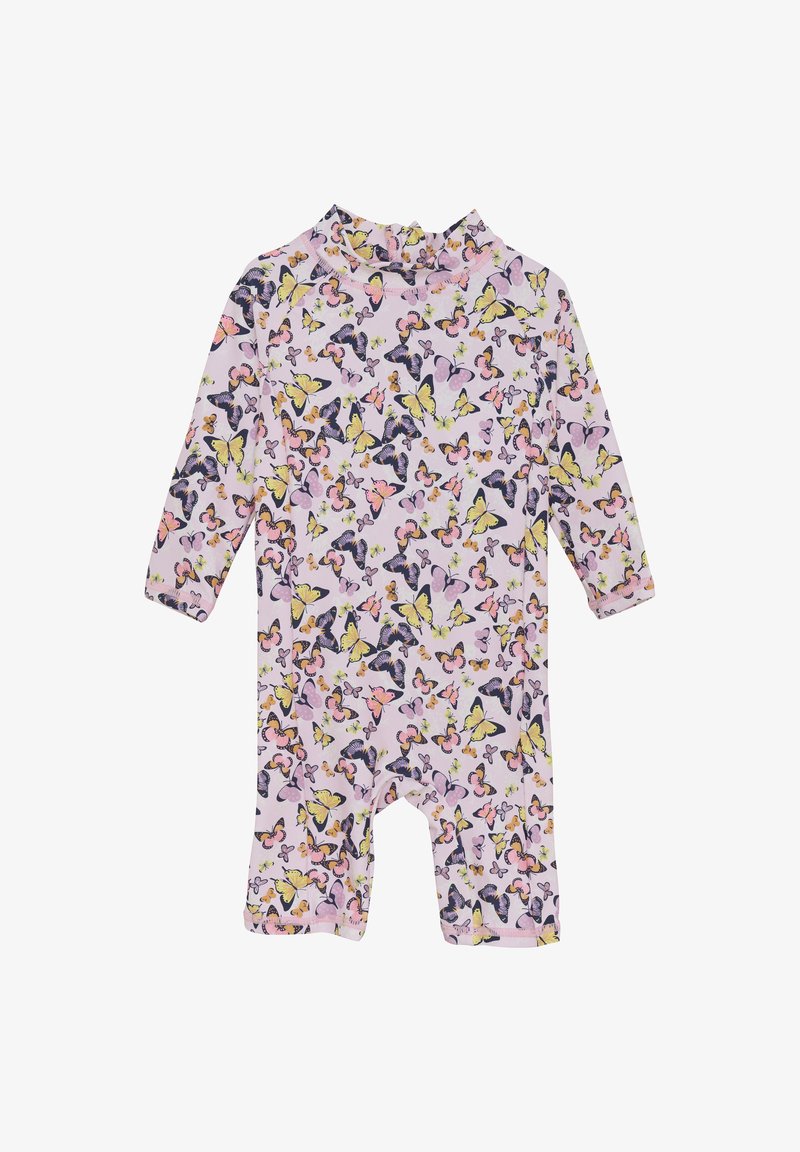 Lange mouw romper van lichtroze stof met een patroon van kleurrijke vlinders in verschillende groottes en tinten, met een hoge hals en drukknoopsluiting.