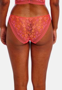 Lace slipjes in felroze met bloemige borduursels, met een doorschijnende textuur, decoratieve randen en een lage taille.
