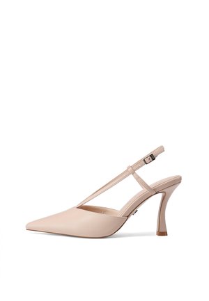 Scarpa con tacco alto color beige con punta appuntita, cinturino sottile alla caviglia con fibbia, esposta su sfondo bianco.