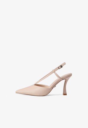 Scarpa con tacco alto color beige con punta appuntita, cinturino sottile alla caviglia con fibbia, esposta su sfondo bianco.