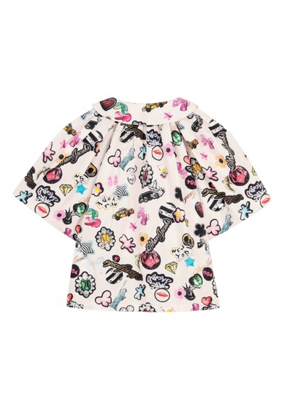 Weiße Kinderbluse mit weiten Ärmeln, bedeckt mit verspielten bunten Mustern, darunter Kirschen, Lippen, Kronen, Autos und Sterne.