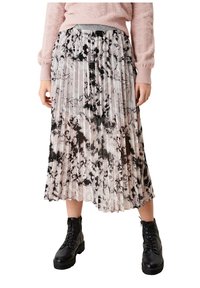 Gonna midi plissettata con un motivo marmorizzato bianco e nero, realizzata in tessuto leggero. Indossata con stivaletti neri con lacci e un maglione rosa.