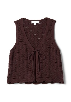 Braune gestrickte ärmellose Weste mit Blattmuster, V-Ausschnitt, vorn Bindverschluss und gewelltem Saum, flach auf weißem Hintergrund liegend.