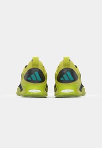 Scarpe da atletica nere e verde neon con tomaia in rete, linguetta del tallone prominente e dettagli blu, caratterizzate dal logo Adidas sui lati.
