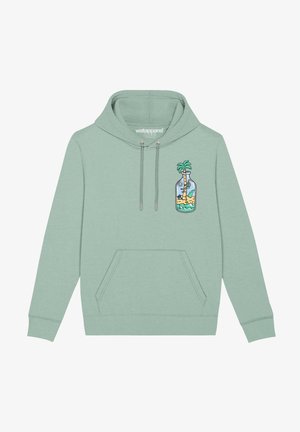 Lichtgroene hoodie met voorzak en een kleine kleurrijke patch van een strandscène in een fles op de linkerbovenkant, met een palmboom en oceaangolven.