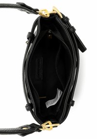 Czarna skórzana torebka o fakturowanym wykończeniu, złote okucia i kieszenie zapinane na zamek; posiada przestronne wnętrze i pojedynczy pasek na ramię.