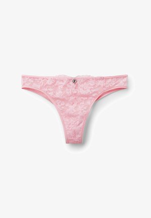 String de lingerie en dentelle rose avec des motifs floraux et un petit bijou en forme de cœur au centre de la ceinture avant sur un fond blanc.