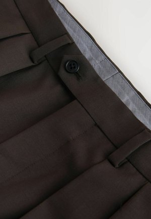 Pruunid, kohandatud püksid, millel on sile tekstuur, nupuga sulgemine, küljetaskud ja kontrastne hall vooder.