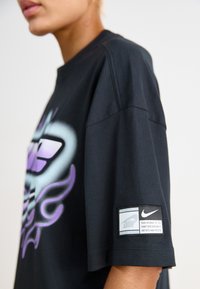Nike Sportswear DANCE TEE - Apdrukāts T-krekls - black
