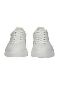 Zapatillas de cuero blanco con textura lisa, punta redondeada, suela de goma plana y diseño clásico de cordones que cuenta con seis pares de ojales.
