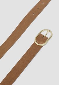 Ceinture en daim marron avec une texture lisse, dotée d'une boucle ovale en métal doré et de plusieurs trous de réglage le long de la sangle.