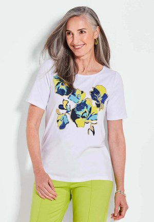 Weißes T-Shirt mit kurzen Ärmeln, das ein florales Design in Blau und Gelb aufweist. Der Stoff ist glatt, mit einem runden Ausschnitt und einem lockeren Schnitt.
