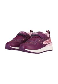 Chaussures de sport violettes et roses avec une tige synthétique texturée, une sangle Velcro et une semelle en caoutchouc ornée d'un motif d'étoiles et d'accents contrastants.