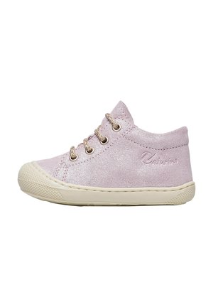 Lyserød småbørns-sneakers med beige gummisål og snøre, struktureret tåhætte og påsyet mærkenavn på siden.