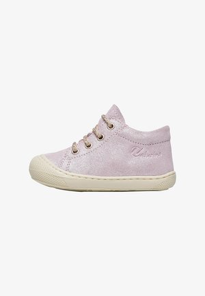 Lyserød småbørns-sneakers med beige gummisål og snøre, struktureret tåhætte og påsyet mærkenavn på siden.