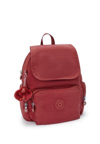 Zaino in nylon rosso con chiusura a pattina, due tasche laterali, una tasca frontale e un portachiavi a forma di scimmia in pelliccia. Logo visibile sul davanti.