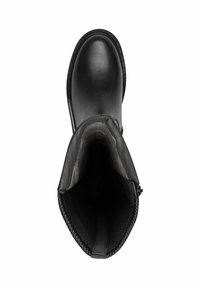 Fekete bőr csizma sima felülettel, kerek orral és bélés béléssel. Magas bokadizájn, finoman texturált szélekkel.