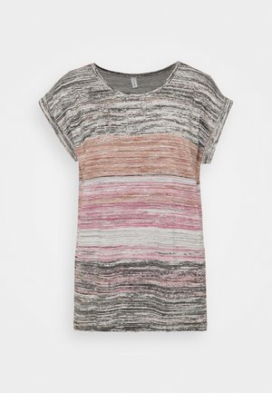 Korte mouwen, shirt met ronde hals en horizontale strepen in zwart, bruin, roze, wit en een grijs gestructureerd patroon op een witte achtergrond.