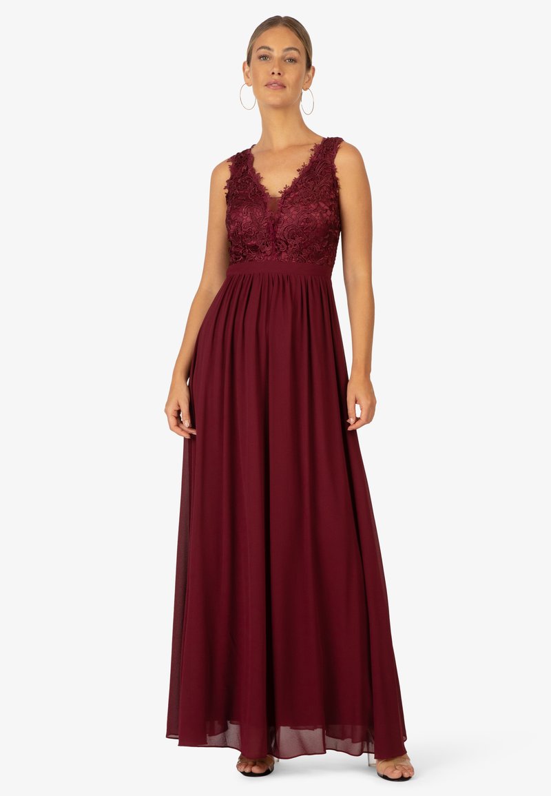 Bordeauxfarbenes ärmelloses Kleid mit floralem Spitze-Oberteil, V-Ausschnitt, geraffter Taille und fließendem, leichtem Rock, der bis zum Boden reicht.