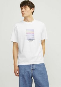 Jack & Jones JORVESTERBRO PICTURE CREW NECK - Apdrukāts T-krekls - bright white