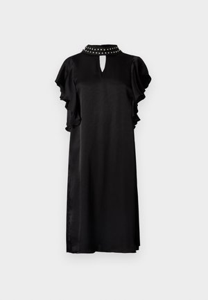 Vestido de cetim preto com mangas curtas frisadas, decote com abertura em gota e gola com tachas. Textura lisa, comprimento até ao joelho e corte descontraído.