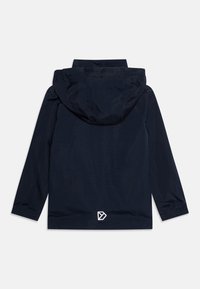 Tumed sinine tuulejakk kapuutsiga, elastsete mansettide ja valge logo detailiga hemil. Sile tekstuur ja kerge materjal.