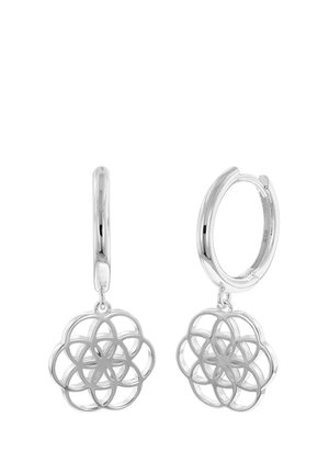 Silberne Creolen mit einem hängenden, durchbrochenen floralen Design, das ineinandergreifende Schlaufen zu einem symmetrischen Muster formt.