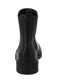 Czarne botki sięgające kostek, wykonane z gładkiej skóry z teksturowanym bocznym panelem, z zaokrąglonym noskiem i gumową podeszwą.