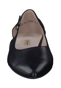 Chaussure slingback en cuir noir avec un bout pointu, fermeture à boucle et texture lisse. L'intérieur montre l'étiquette de la marque et les détails de taille.