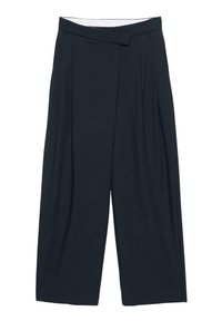 Tmavomodré nohavice s širokými nohavicami, vysokým pásom, prednými záhybmi a detailom prekladaného pásu.