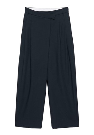 Pantaloni larghi a gamba ampia di colore blu navy scuro, con vita alta, pieghe frontali e dettaglio di fascia a incrocio in vita.