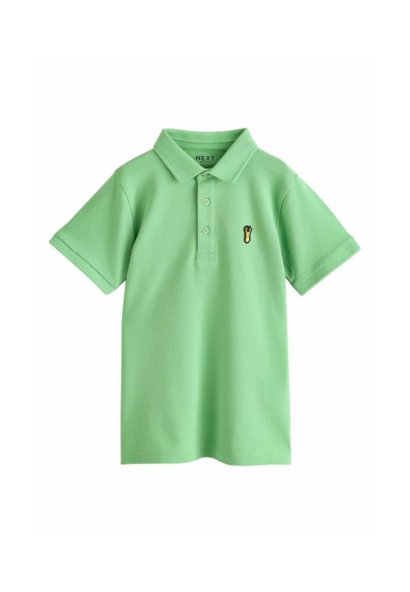 Zelená bavlnená polo košeľa s krátkymi rukávmi, golierom a tromi gombíkmi. Obsahuje malé vyšívané dizajnové logo na ľavej strane hrude.