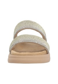 Remmer sandaler med to brede, glitrende metalliske bånd, tan suede fodseng og en lav, polstret sål. Funklende detaljer tilføjer tekstur.