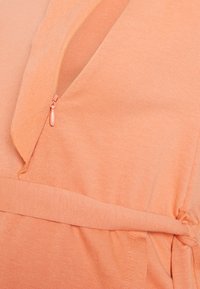 LOVE2WAIT DRESS NURSING RUFFLES - Vestido de dia - hot sauce