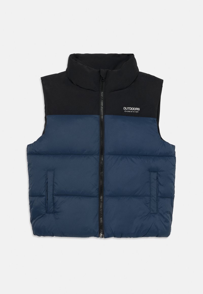 Tamsiai mėlyna ir juoda be rankovių pūkinė liemenė su užtrauktuku, aukštu apykakle ir logotipo detale kairėje viršuje. Ypatybės: pūstas, siuvinėtas dizainas.