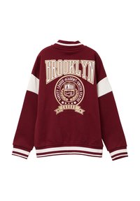 Giacca varsity bordeaux con strisce bianche. Presenta la scritta "BROOKLYN" e un design di distintivo sul retro. Realizzata in tessuto morbido, con una vestibilità comoda.
