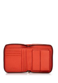 Ritstas in fel oranje textuurleer, met meerdere kaartsleuven en vakken voor organisatie. Binnenkant is glad.
