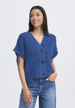 Cárdigan de punto azul de manga corta con escote en V, que presenta patrones texturizados y tres botones negros en la parte delantera. Ajuste relajado.