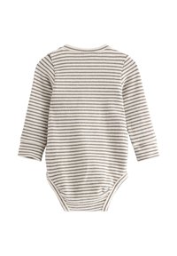 Langærmet babysnapsuit med grå og hvide vandrette striber, rund halsudskæring og trykknaplukninger nederst.