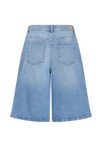 Short en jean bleu clair longueur genou avec deux poches arrière et une étiquette de marque en cuir sur la ceinture, vu de dos.