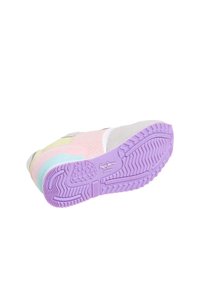 Zapatillas con parte superior de gamuza y malla en múltiples colores, en rosa, menta y amarillo, con una suela de goma morada que presenta un patrón de tracción y el logo.