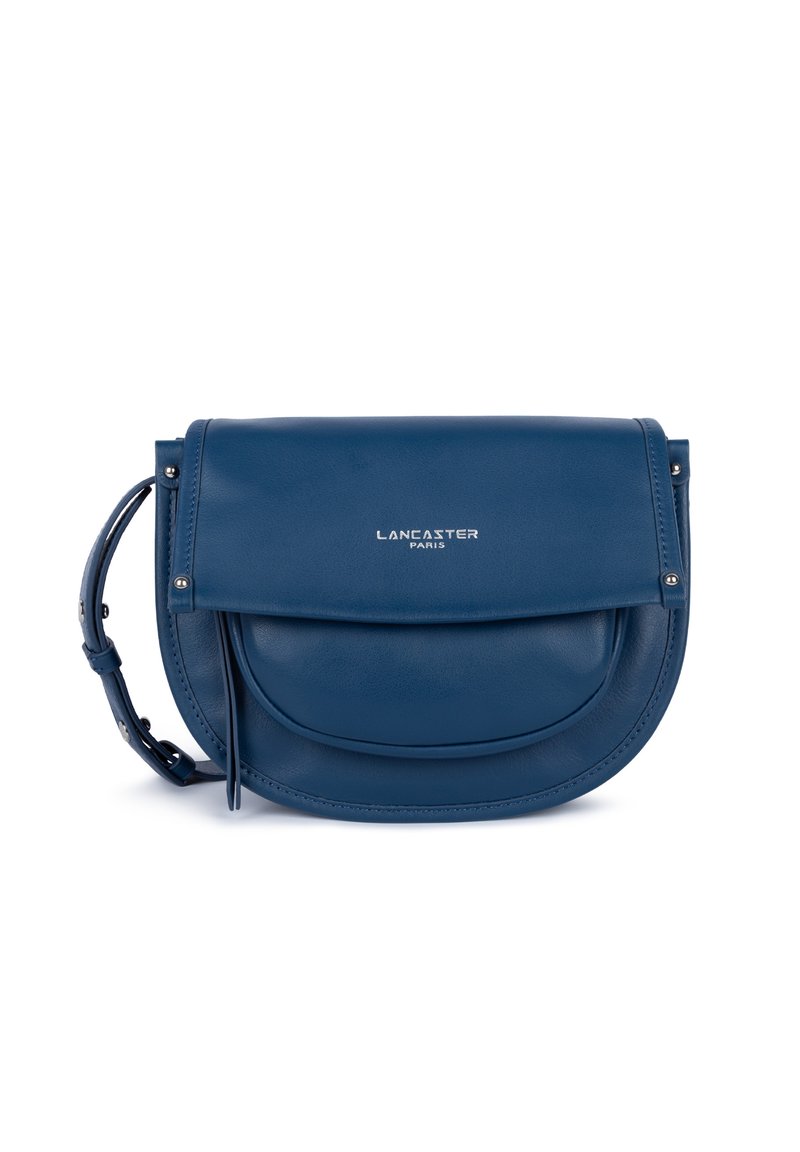 Borsa a tracolla in pelle blu con una forma arrotondata, chiusura a pattina e cuciture visibili. Presenta un logo sulla parte anteriore e una tracolla regolabile.