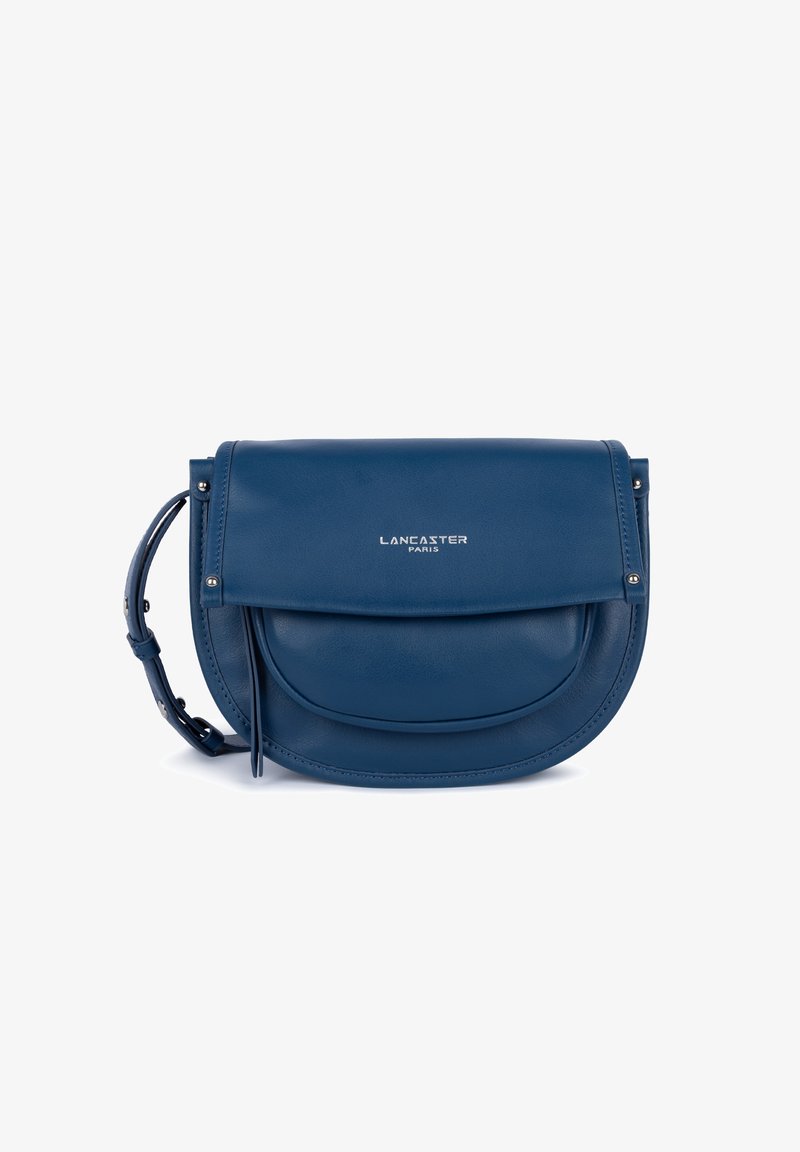 Borsa a tracolla in pelle blu con una forma arrotondata, chiusura a pattina e cuciture visibili. Presenta un logo sulla parte anteriore e una tracolla regolabile.