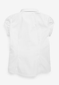 Chemise blanche à manches courtes avec col. Tissu lisse, coupe ajustée et coutures discrètes. Le dos présente un ourlet arrondi et aucun ornement visible.