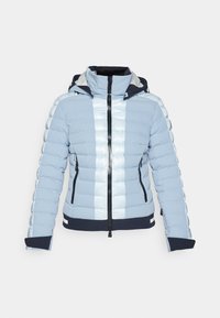 Himmelblaues Puffer-Jackett mit glänzender weißer Vorderseite, abnehmbare Kapuze, Reißverschluss und marineblauen Akzenten an den Ärmeln und dem Saum.