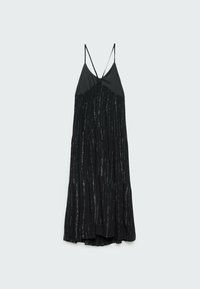 Robe midi noire sans manches avec fines bretelles et fines rayures verticales argentées pailletées sur un fond clair.