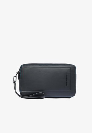 Leren portemonnee in marineblauw, rechthoekige vorm met een gladde textuur, bovenste ritssluiting en polsbandje. Voorzien van een subtiel logo aan de voorkant.