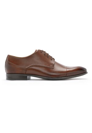 Braunes Lederhemdschuh mit glatter Oberfläche, abgerundeter Spitze, klassischem Schnürdesign und niedrigem, flachem Absatz. Verfügt über dezente Stichdetails.
